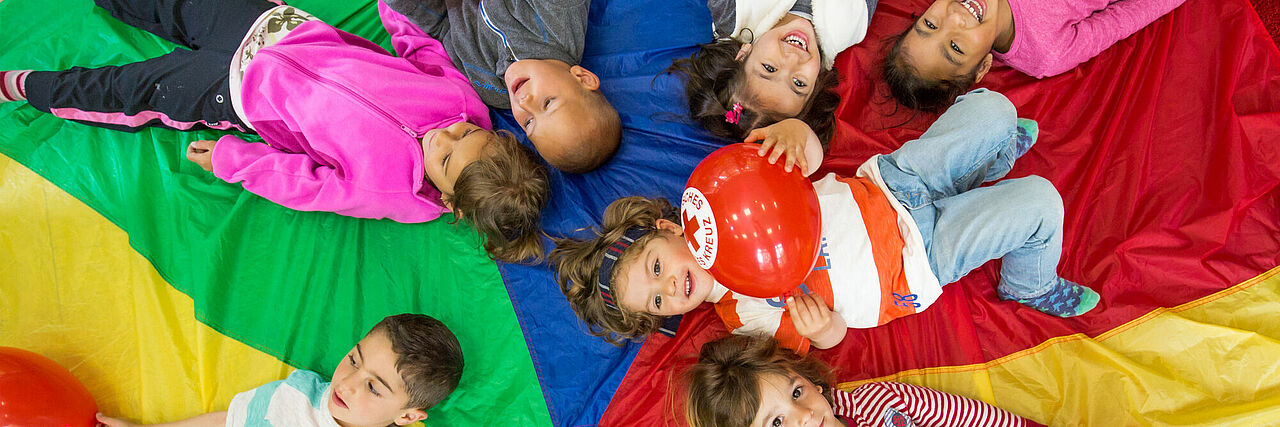Kinder spielen mit Luftballons