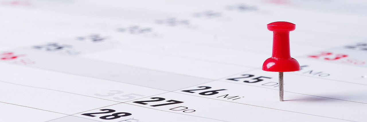 Pinnadel die in einem Kalender steckt